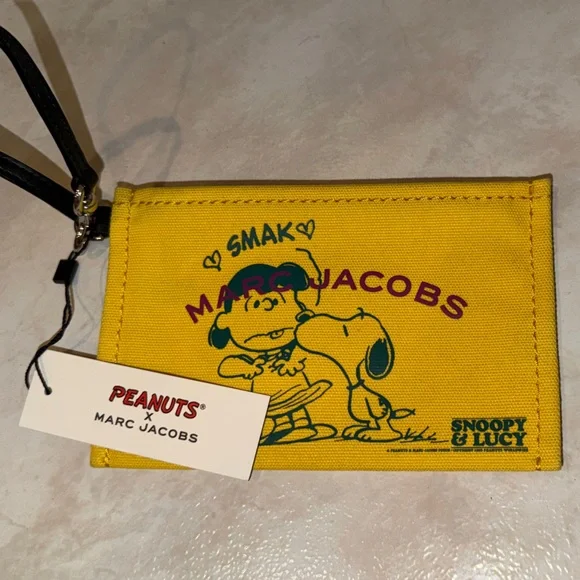 NWT Marc Jacobs Yellow Snoopy & Lucy Canvas The Pouch Wristlet - Picture 3 of 4
